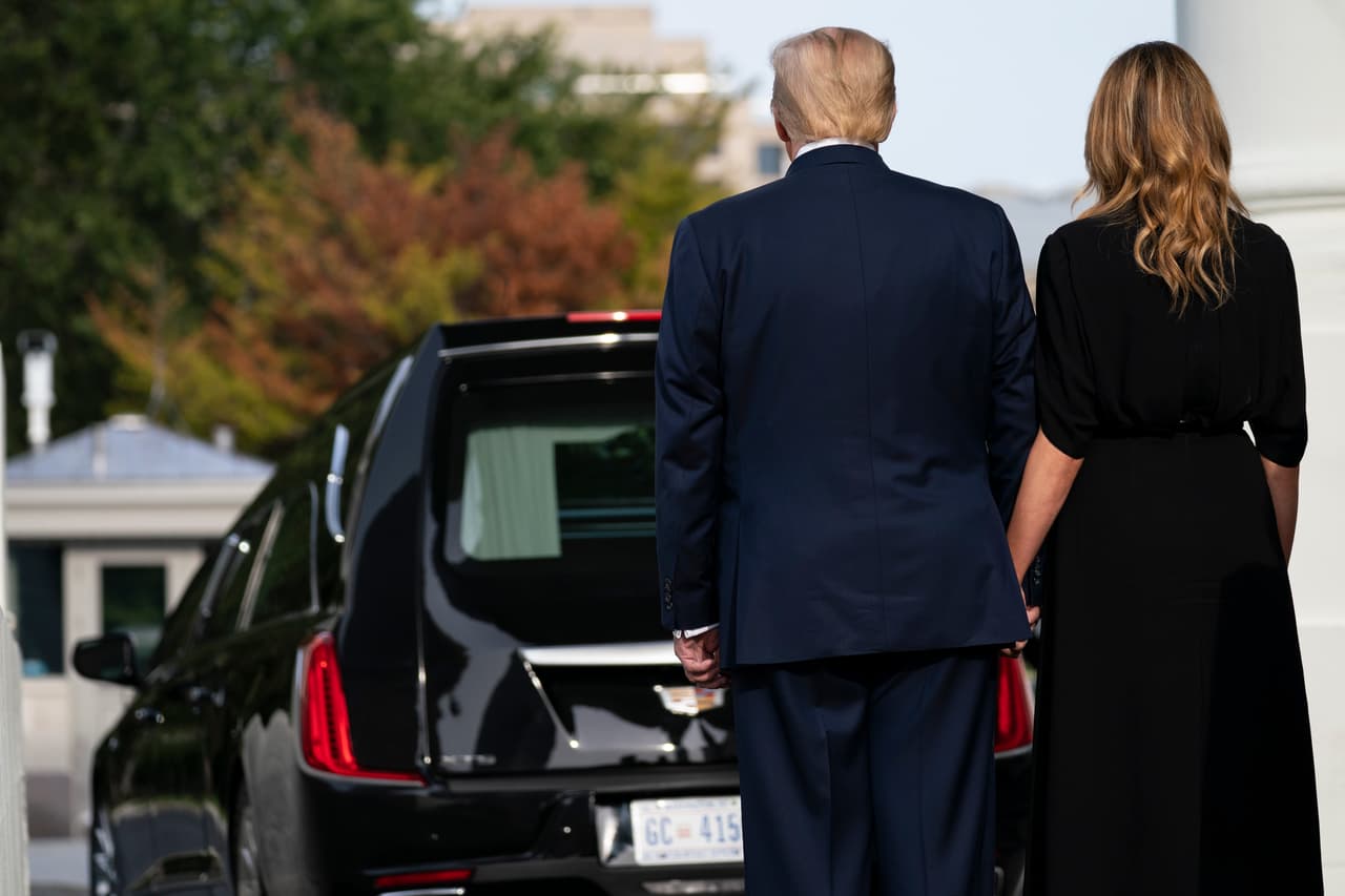 El presidente y la primera dama observan la salida del coche fúnebre de Robert Trump. En un mensaje en Twitter, el presidente 
<a href="https://twitter.com/realDonaldTrump/status/1296944031264649216" target="_blank">dijo</a>: "Robert, te quiero. ¡Descansa en paz!"