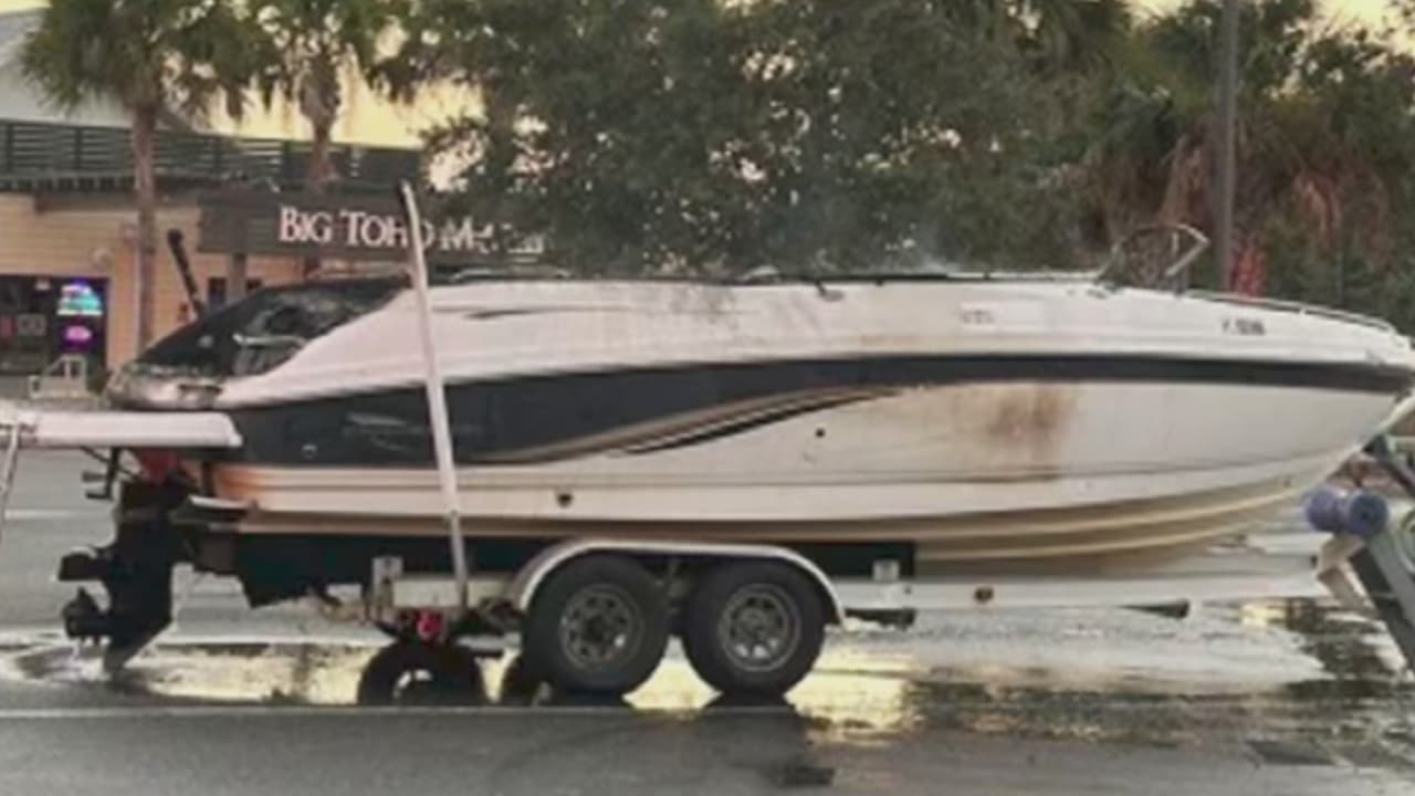 Trasladan a tres personas al hospital tras incendio en un bote en Kissimmee
