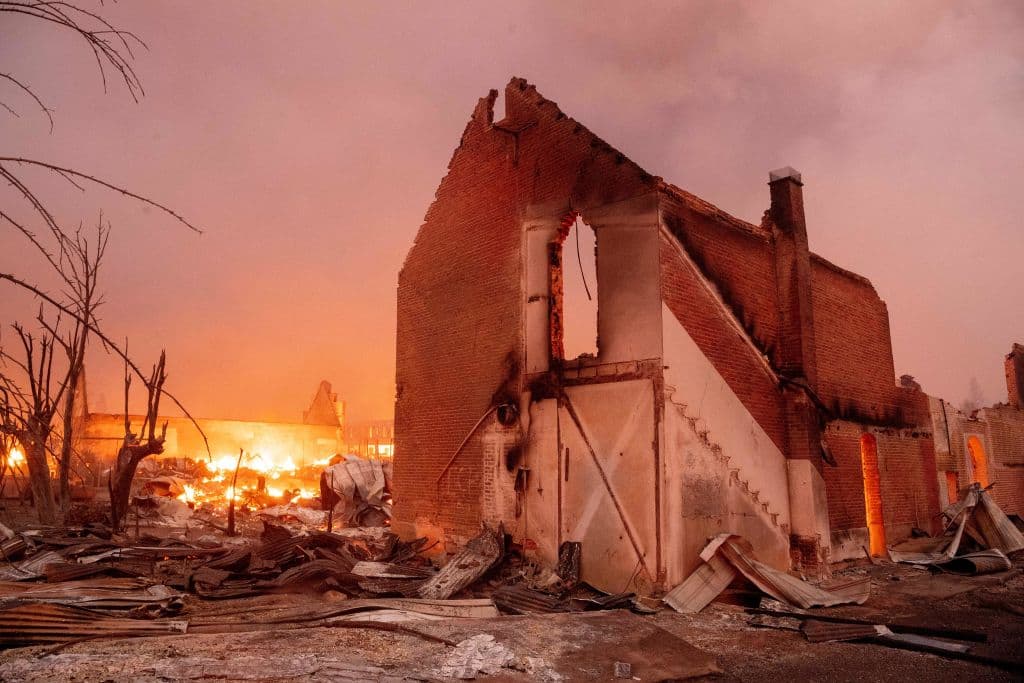 "El comportamiento del incendio es intenso. No es a lo que estamos acostumbrados", dijo en un video la noche del miércoles Jake Cagle, del servicio forestal.
