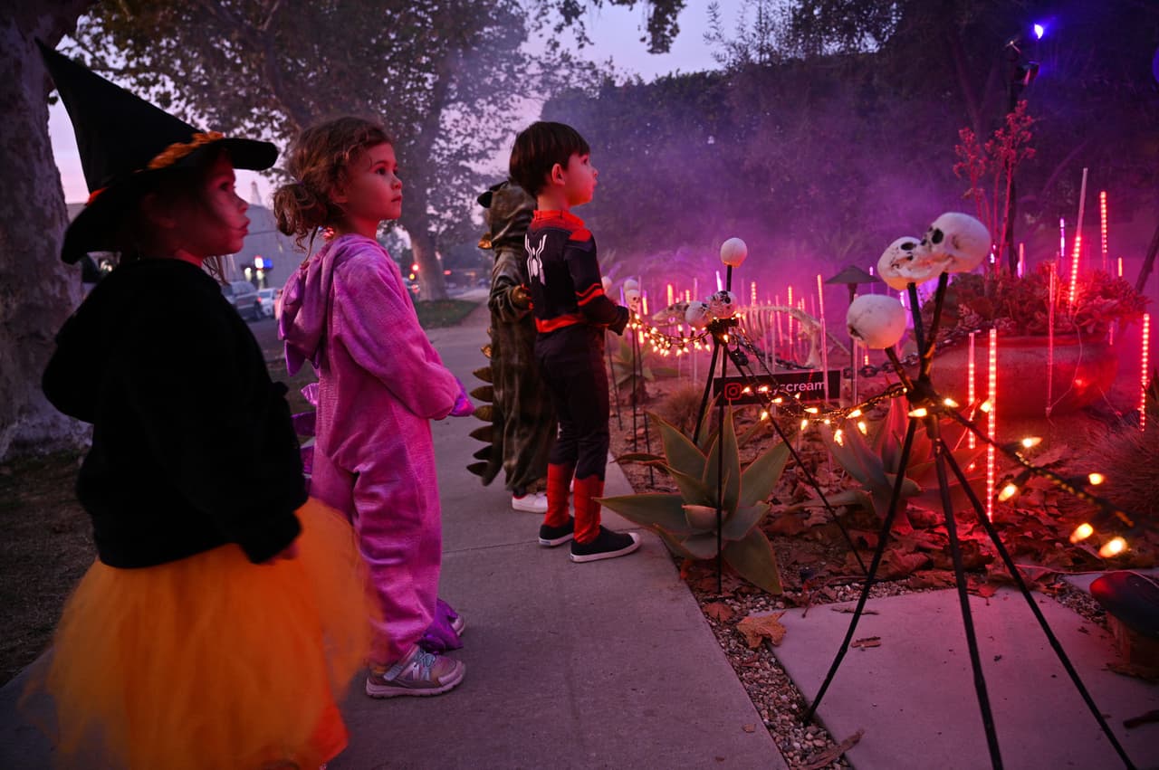 <b>Acompañamiento de adultos:</b> Los niños deben estar siempre acompañados por un adulto responsable durante las celebraciones de Halloween. En caso de que sean adolescentes, deben de permanecer siempre en grupos.