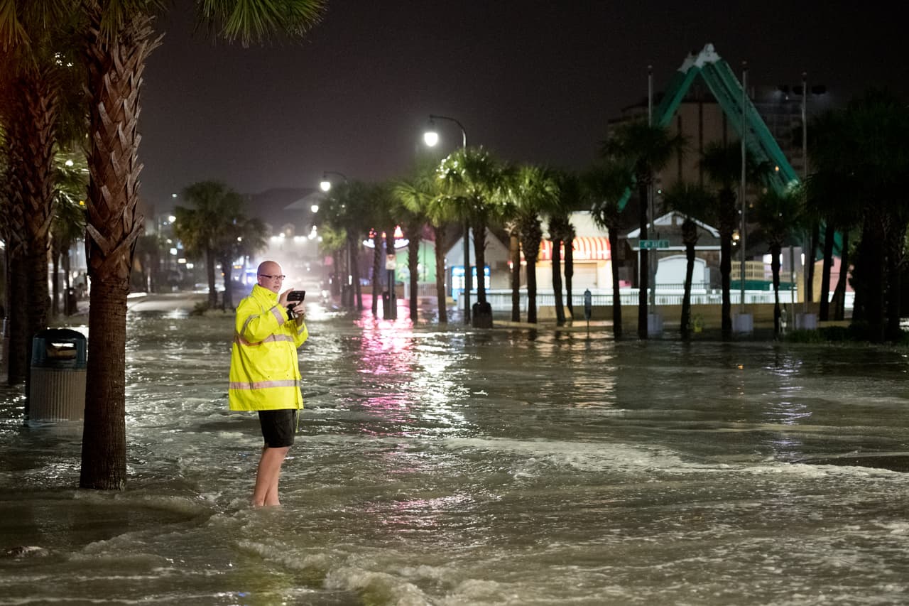 "Ahora que el centro se ha movido hacia el este de Carolina del Norte, los vientos están bajando, por lo que se ha reducido a una tormenta tropical", dijo Robbie Berg, especialista del Centro Nacional de Huracanes, a 
<a href="https://apnews.com/352b3d334d7bd23f65571aee128f01cb" target="_blank">The Associated Press.</a>