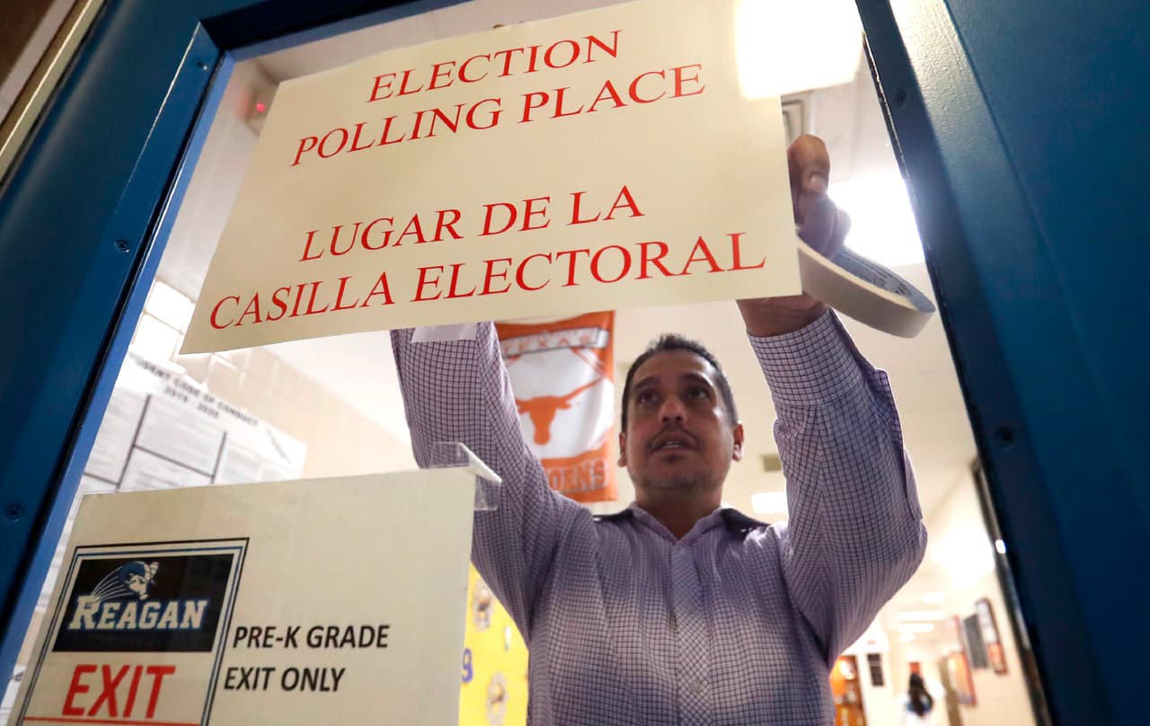 Un cartel que indica el lugar de votación en la elección primaria demócrata en un centro de votación de Dallas, Texas. El retiro sorpresivo de los moderados Pete Buttigieg y Amy Klobuchar para apoyar a Biden dio al exvicepresidente nuevas fuerzas para intentar frenar al progresista Sanders, quien llegó al Supermartes con el mayor número de delegados (58).