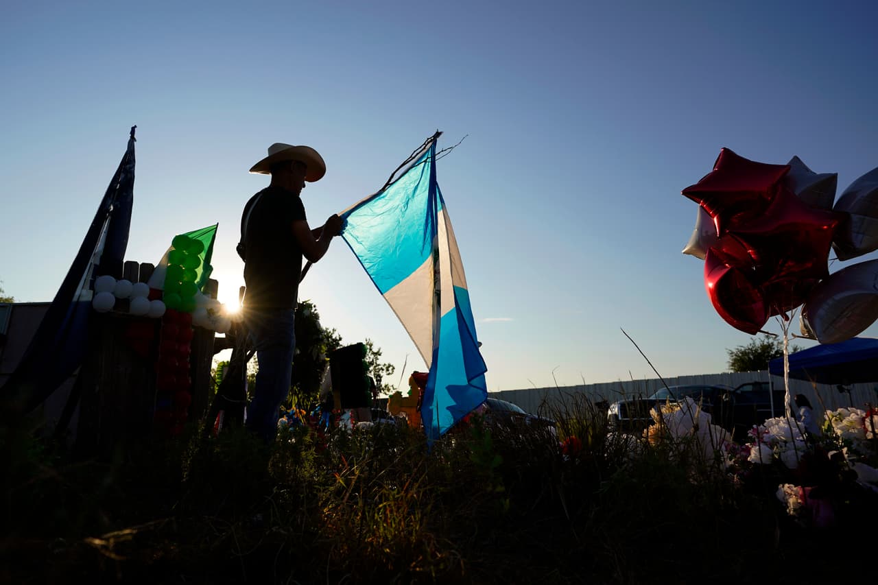 Muchos familiares continúan esperando la identificación de los cuerpos para conocer si su ser querido se encuentra entre las víctimas mortales. Entre los muertos había 27 mexicanos, 14 hondureños, siete guatemaltecos y dos salvadoreños, indicó Francisco Garduño, jefe del Instituto Nacional mexicano de Migración.