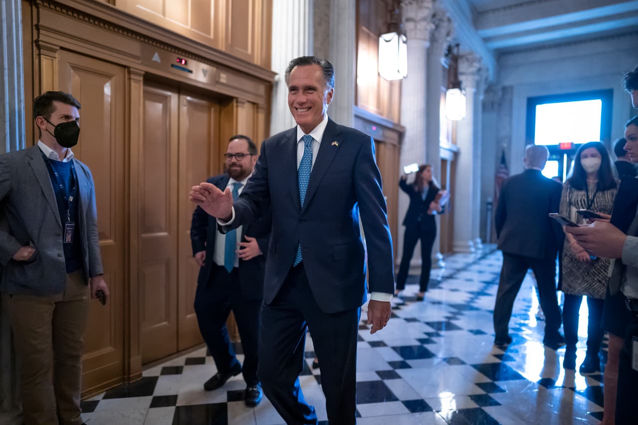 Al contrario de su colega Lindsey Graham, el año pasado el senador Mitt Romney se opuso a la postulación de Ketanji Brown Jackson como jueza de la Corte de Apelaciones del Distrito de Columbia. Esta vez, Romney votó a favor y Graham en contra.