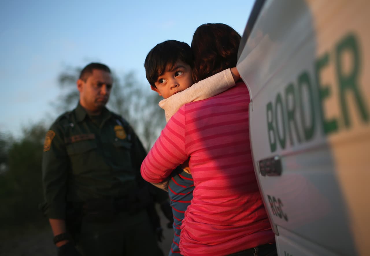 Las detenciones de familias inmigrantes en la frontera con México aumentaron un 99% en los primeros diez meses del año 