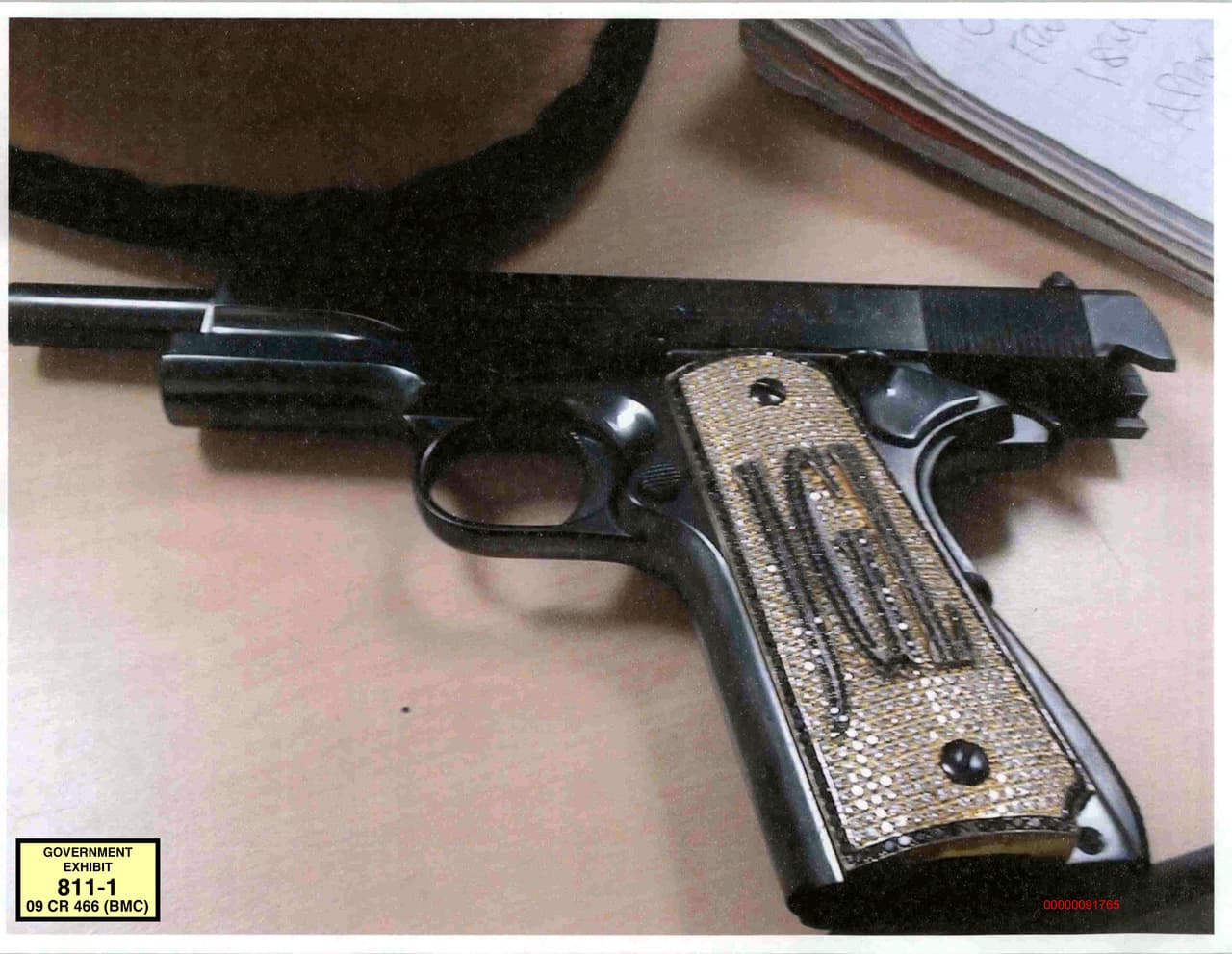 Una pistola con las siglas del capo sinaloense, JGL, y con incrustaciones de oro y diamante. Durante su declaración en la corte, ‘Vicentillo’ Zambada aseguró que reconocía el arma como una de las que poseía ‘El Chapo’.