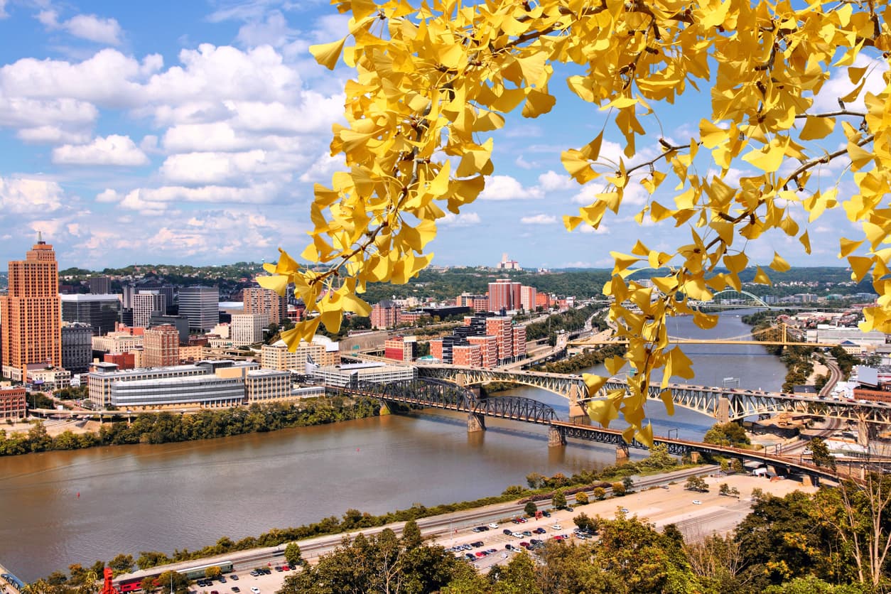<h3 class="cms-H3-H3">8.- Pennsylvania</h3>
<br>
<br>📌Puntuación de agotamiento: 6.2
<br>📌Tiempo de trabajo por semana: 38 horas 42 minutos
<br>📌Promedio salario anual: $66,000
<br>📌Promedio tiempo de viaje de ida: 27 minutos
<br>📌Búsquedas anuales en Google de “agotamiento”: 23,500
<br>
