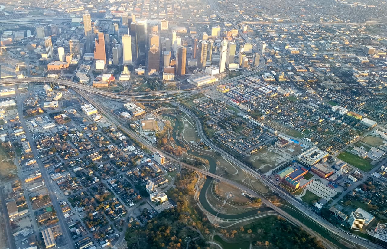 <b>Texas: Houston. – Obtuvo 64.28 de 100 puntos dentro de las mejores ciudades de clase media para vivir.</b> El área metropolitana de Houston atrae a personas con espíritu emprendedor y a quienes desean trabajar en algunas de las compañías más grandes del país. Houston no solo es el centro de las industrias de petróleo y gas, sino que también es un importante centro de fabricación y atención médica. Sus escuelas tienen un nivel superior al del promedio y es considerada una zona tranquila con bajos niveles de delincuencia.