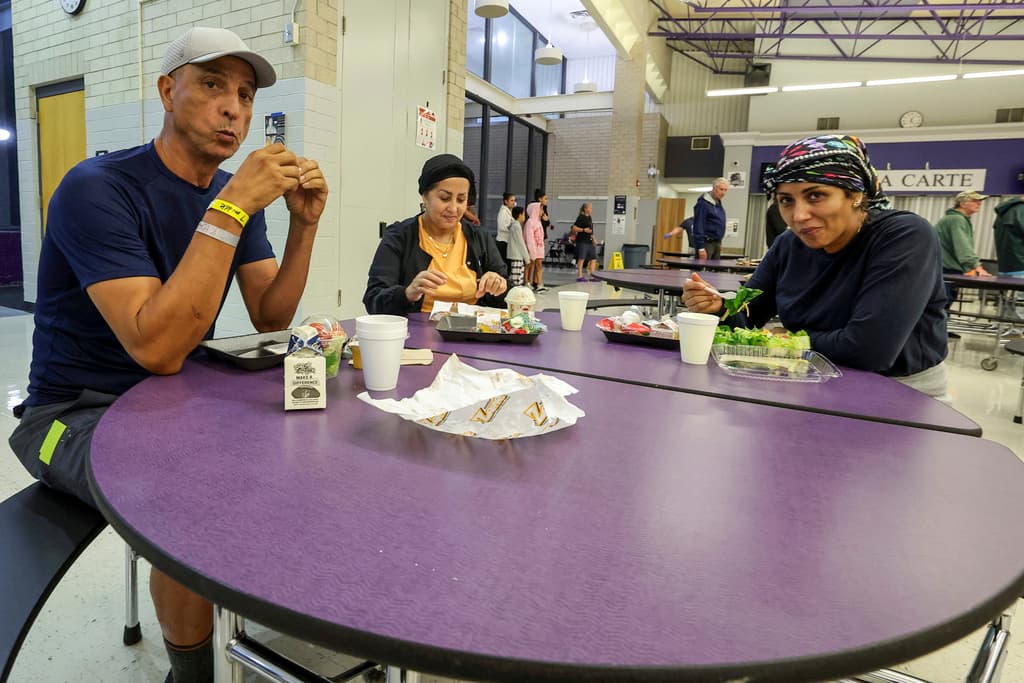 <b>Protegidos del huracán: </b> Muhamed Aftah, Fatimah Aftah y Senna Aftah comen en un refugio para huracanes en la escuela secundaria River Ridge, mientras pasa el huracán Milton, el miércoles 9 de octubre de 2024, en New Port Richey, Florida.