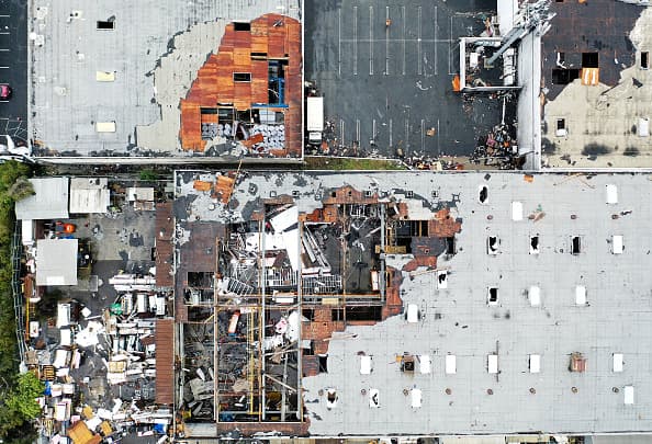 Las imágenes aéreas muestran la destructora fuerza del raro trompo de viento que levantó el techo de por lo menos 17 estructuras industriales.