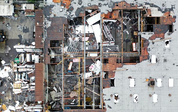Techos destruidos, trozos de madera voladores, vehículos de carga volcados, deja un 
<a href="https://www.univision.com/local/los-angeles-kmex/local/los-angeles-kmex/tornado-montebello-fenomeno-climatico-sur-california" target="_blank">tornado</a> confirmado por el Servicio Meteorológico Nacional. Las autoridades locales evalúan los daños y los meteorólogos evalúan el nivel del raro fenómeno en el sur de California.