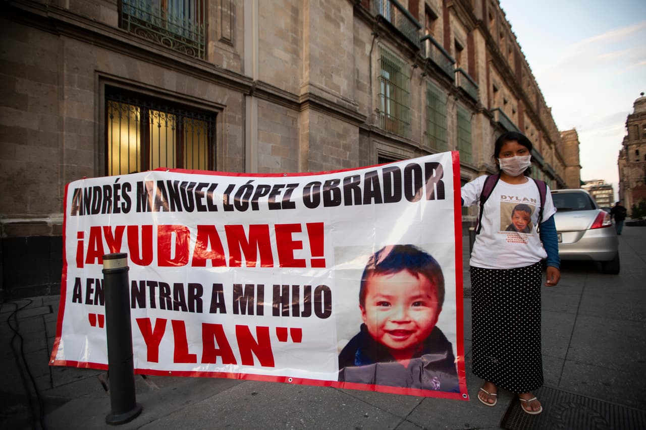 Tras identificar a Dylan le
<b> </b>
<a href="https://www.univision.com/noticias/america-latina/pago-9-para-secuestrarlo-y-ahora-enfrenta-75-anos-de-carcel-las-claves-del-caso-dylan-el-nino-de-2-anos-que-fue-recuperado-fotos">pagó 200 pesos</a> (9 dólares) a dos menores para que la ayudaran a llevárselo. Ella, según las declaraciones, le dijo a los niños que era su hijo pero no quería irse con ella.
<br>
<br>En la imagen, la madre de Dylan muestra una pancarta con la foto de su hijo en la Ciudad de México para pedir a las autoridades que se movilicen en su búsqueda.