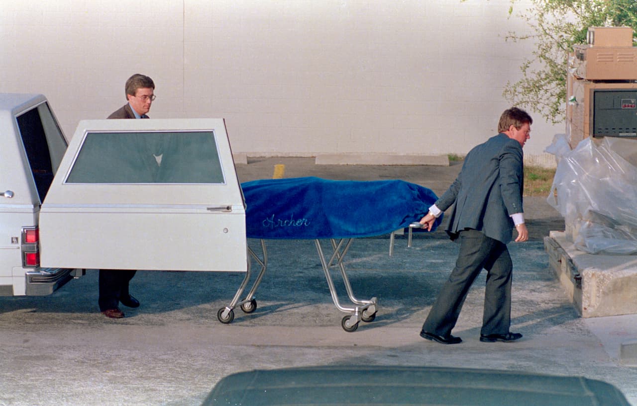 Finalmente fue electrocutado el 24 de enero de 1989. En la fotografía se observa el momento en que su cuerpo sin vida es transportado por las autoridades en Gainesville, Florida.