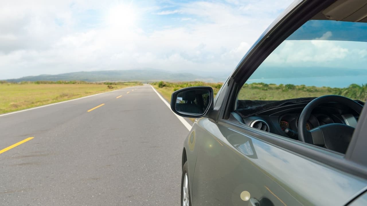 <b>Aire acondicionado o ventanas abiertas: ¿qué gasta menos gasolina? </b>Recurre al aire acondicionado cuando sea necesario o, si no, el coche gastará algo más de gasolina, sobre todo si vas a baja velocidad. Para que tengas aire frío en el habitáculo entra en escena el compresor, un aparato que se acopla al motor y que es el principal responsable de que vayas fresco en verano. El hecho de que dependa del motor hace que éste tenga que trabajar más cuando tienes el aire acondicionado puesto y, por eso, tu vehículo consume más gasolina. 
<br>