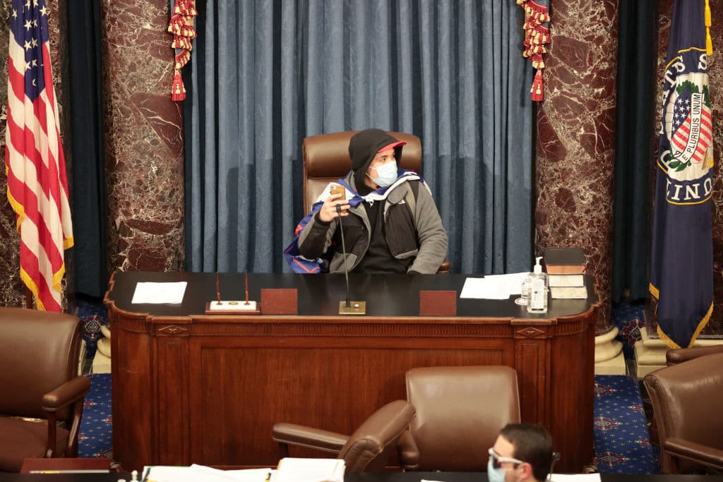 Se suponía que el Senado iba a debatir y votar para confirmar la elección de Joe Biden como nuevo presidente de los Estados Unidos, pero la sesión fue aplazada.
