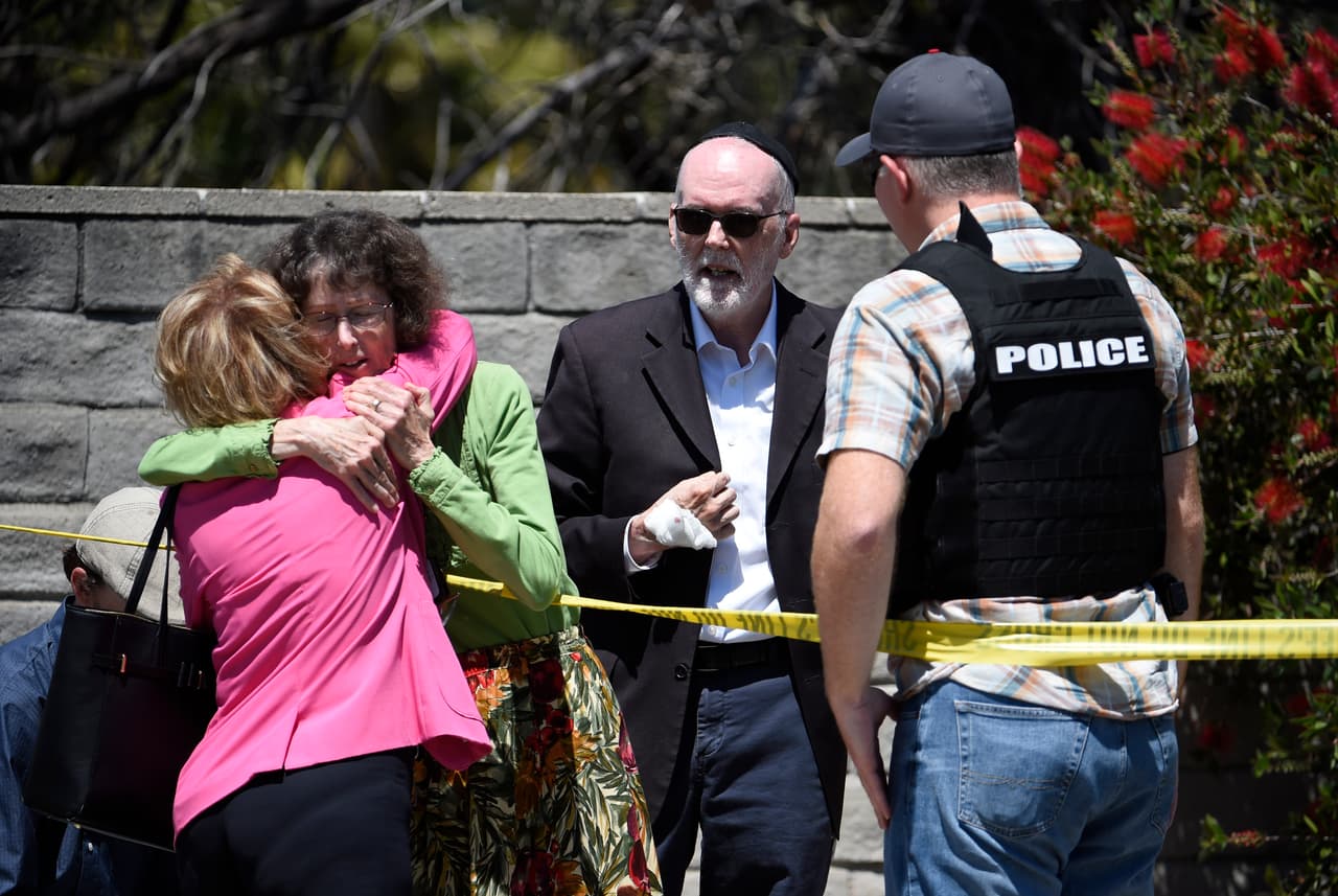De acuerdo con testigos, la sinagoga estaba celebrando la fiesta final de Pascua que estaba programada para a las 11 am, treinta minutos antes del ataque y se estima que habían muchas personas en el edificio.(AP Photo/Denis Poroy)