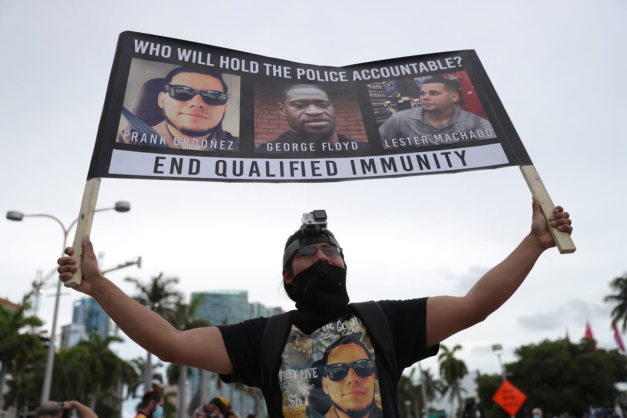 Los manifestantes siguieron su rumbo, cada uno protestando desde diferentes lugares del Bayfront Park, en el Downtown de Miami.