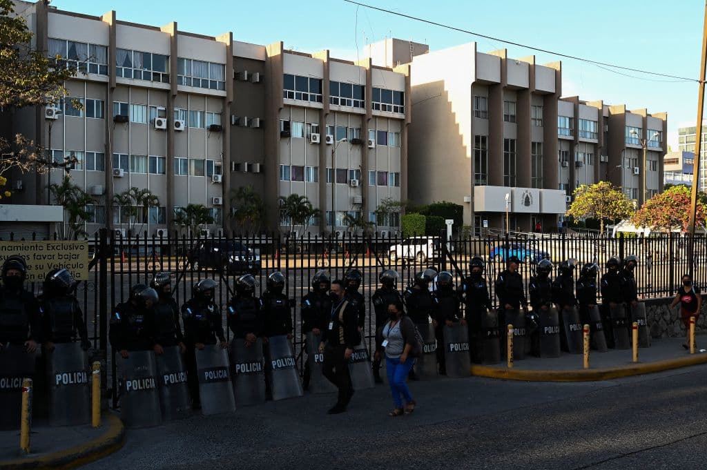 Miembros de las Fuerzas Especiales hacen guardia frente al edificio de la Corte Suprema de Justicia mientras se espera que el ex presidente hondureño Juan Orlando Hernández llegue en un helicóptero para una audiencia, en Tegucigalpa, el 16 de marzo de 2022, como parte de su proceso de extradición.