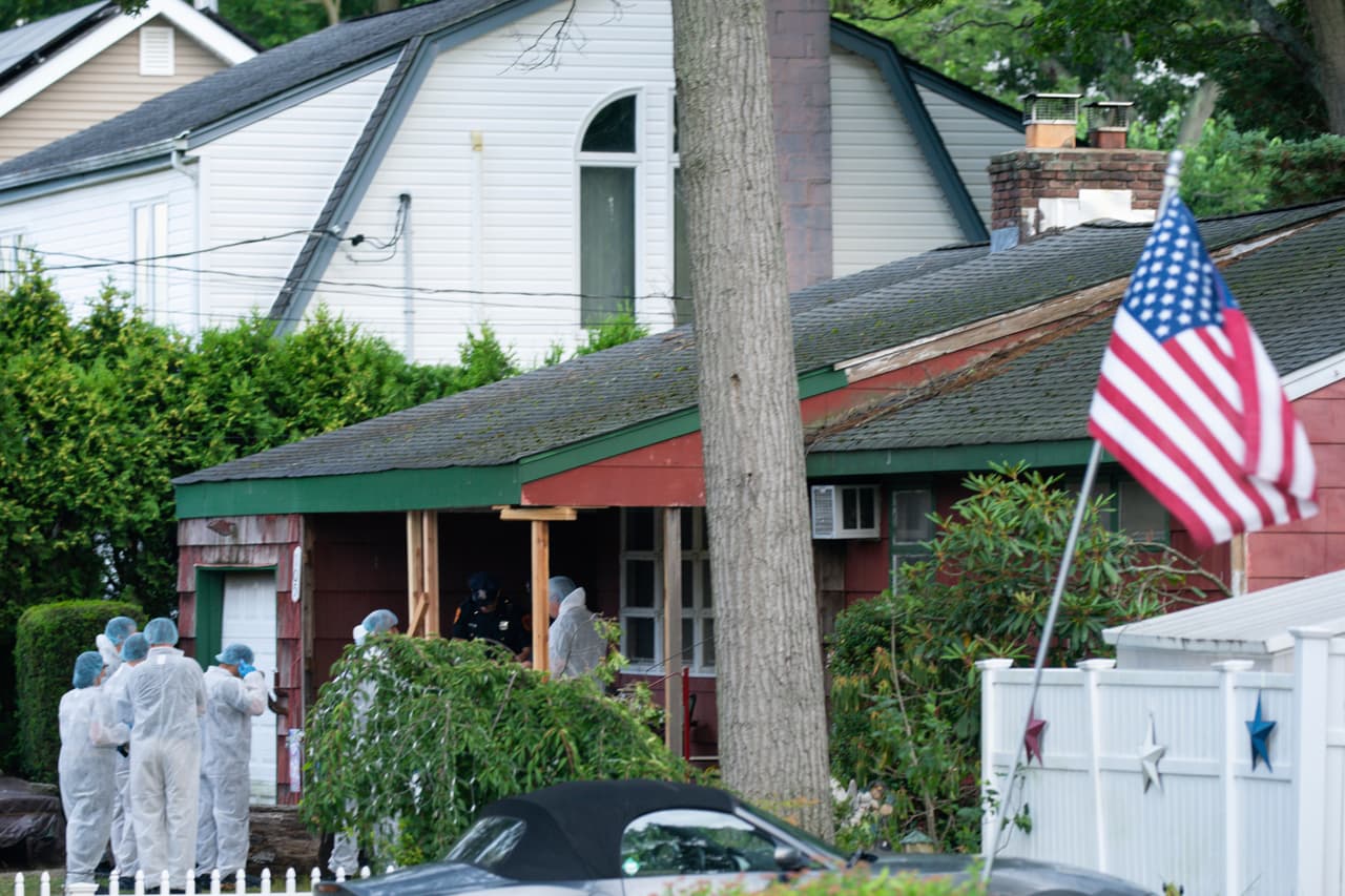Investigadores criminales toman muestras en la casa de Massapequa Park, donde arrestaron al sospechoso de los asesinatos de Gilgo Beach murders, Friday, July 14, 2023, in , N.Y. (AP Photo/Eduardo Munoz Alvarez)