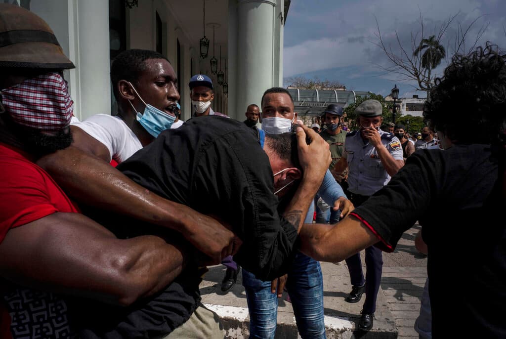 Los choques entre los manifestantes y los pro-Gobierno se produjeron en el céntrico Parque de la Fraternidad, frente al Capitolio, donde llegaron a congregarse más de un millar de personas con una fuerte presencia de las fuerzas militares y policiales, que llevaron a cabo varios arrestos.
