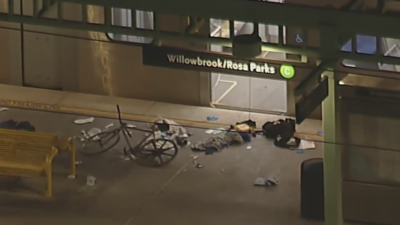 Cuatro personas fueron trasladadas de urgencia a los centros de traumatología local tras un 
<a href="https://www.univision.com/local/los-angeles-kmex/discusion-en-un-tren-del-metro-en-los-angeles-termina-en-tiroteo-cuatro-personas-resultaron-heridas-video">tiroteo a bordo de un tren de Metro</a> que se dirigía a la estación Willowbrook-Rosa Parks, informaron las autoridades.