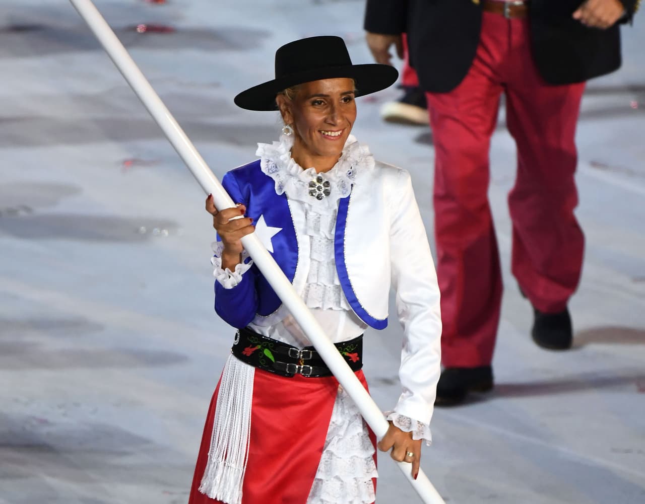 Érika Olivera con la bandera chilena durante la ceremonia de inauguración de los juegos