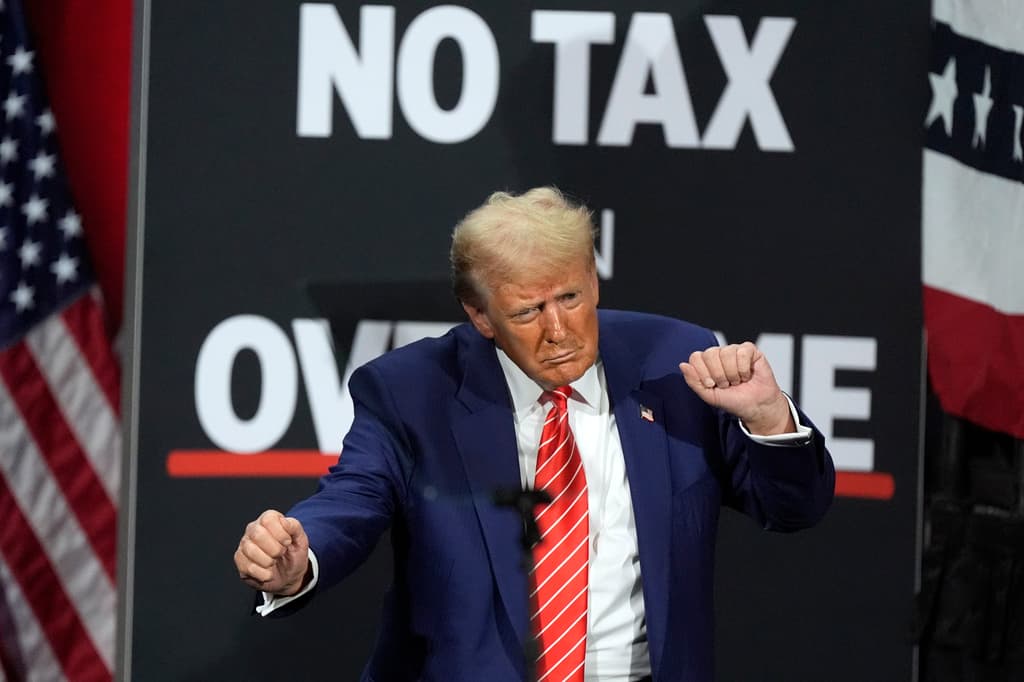 Donald Trump promocionando su proyecto en un acto de campaña antes de ser presidente.