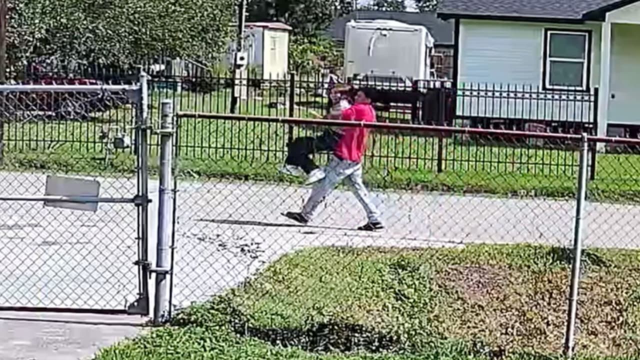 En video: el momento en que una inmigrante de origen chino intenta huir de un hombre que la mantenía retenida