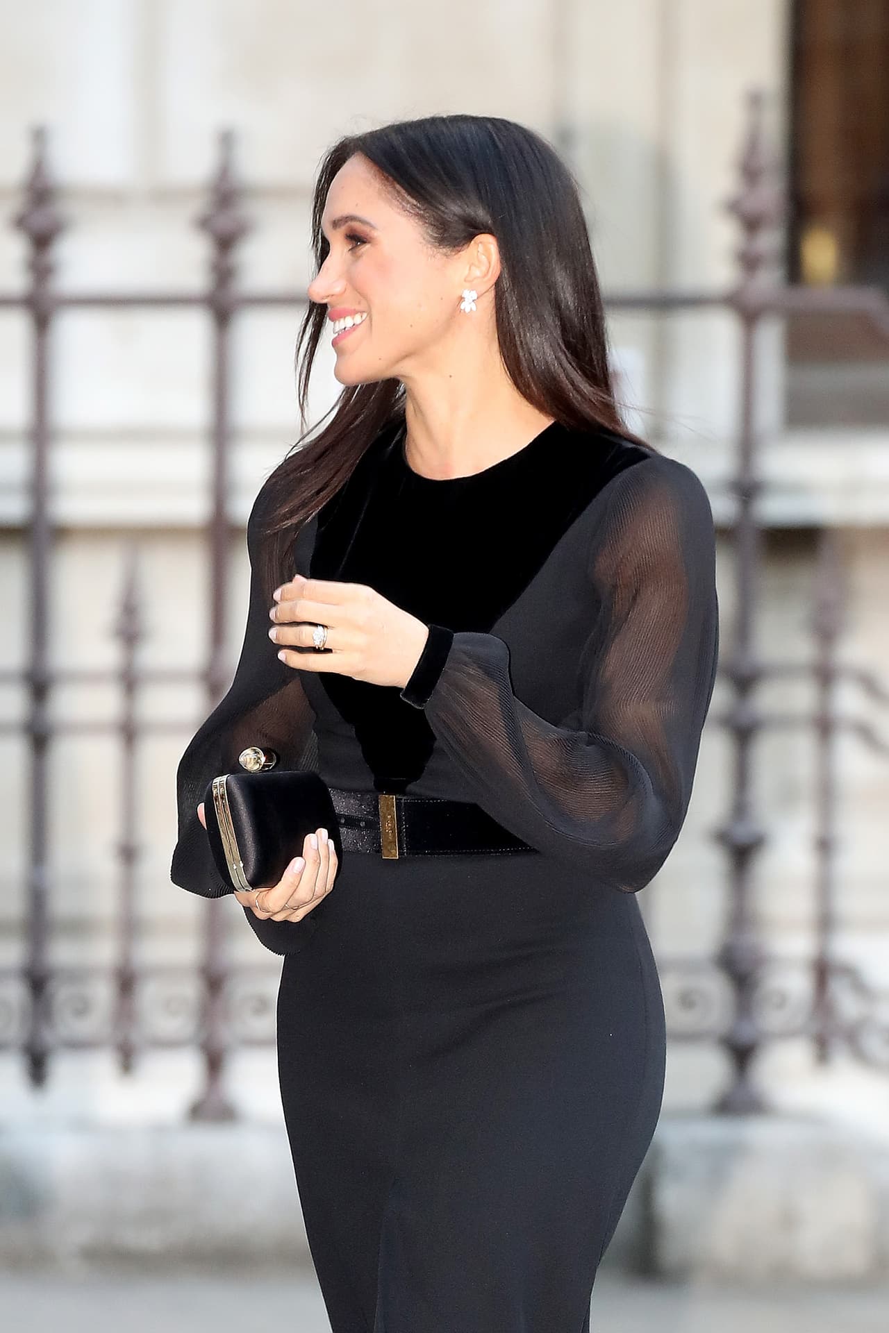 El vestido estaba confeccionado en crepé de lana con ligeras mangas de gasa de seda.