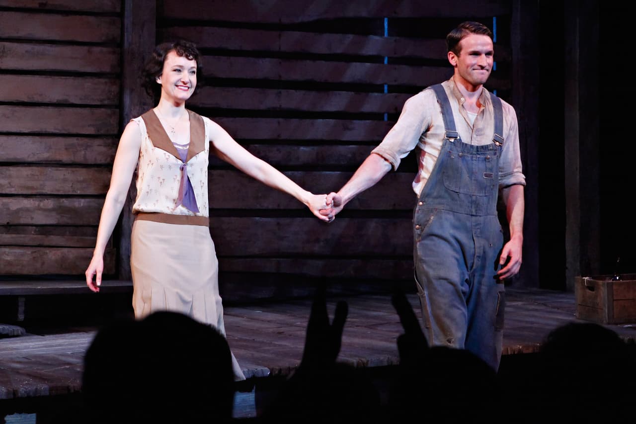 En Oklahoma las autoridades presumen que mataron a un comisario e hirieron a otro, y en Nuevo México y Missouri habrían cometido fechorías similares. La historia de Bonnie y Clyde fue representada también en una obra teatral en Broadway. En la fotografía los actores Melissa Van Der Schyff y Claybourne Elder en la apertura de la obra en 2011 en Nueva York.