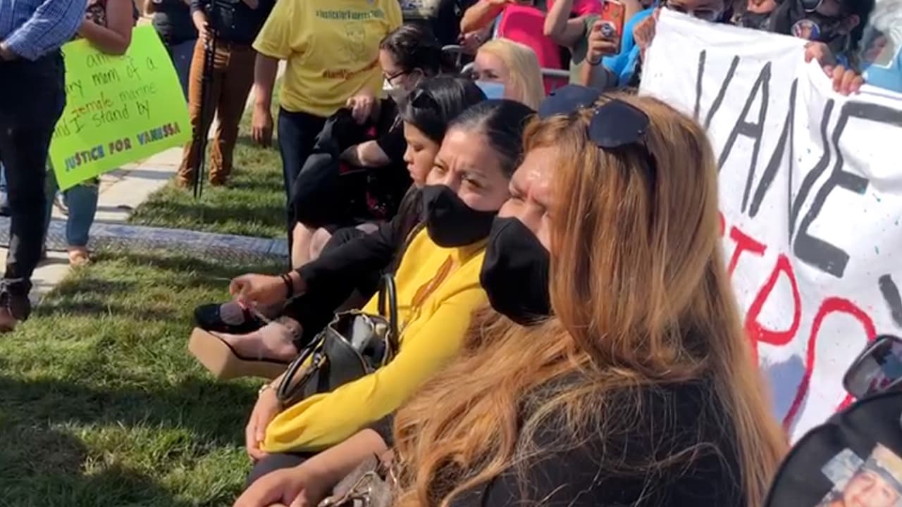 El mismo jueves la 
<b><a href="https://www.univision.com/local/houston-kxln/vanessa-guillen-la-familia-de-la-soldado-viaja-en-caravana-de-houston-a-la-capital-del-pais-para-reunirse-con-el-presidente">familia,</a></b> encabezada por Gloria Guillen, participó en una manifestación pacífica frente al Capitolio e indicaron que la base militar no merece estar abierta.