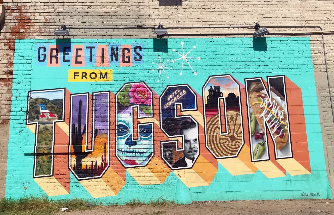 El mural “Greetings From Tucson” se encuentra en el 
<a href="https://goo.gl/maps/tz6Xn6PBNVEHfLbp8" target="_blank">406 N. 6th Avenue. </a>
<br>
<br>Artista: Victor Ving y Lisa Beggs 
<br>