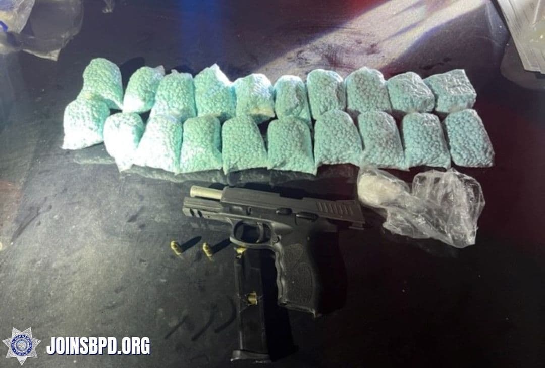 En los últimos meses, las autoridades han encontrado miles de pastillas durante diversos operativos. El 17 de octubre, la Policía de San Bernardino decomisó 20,000 pastillas de fentanilo durante una parada de tráfico. Además, encontraron una pistola y 1,200 dólares en efectivo.