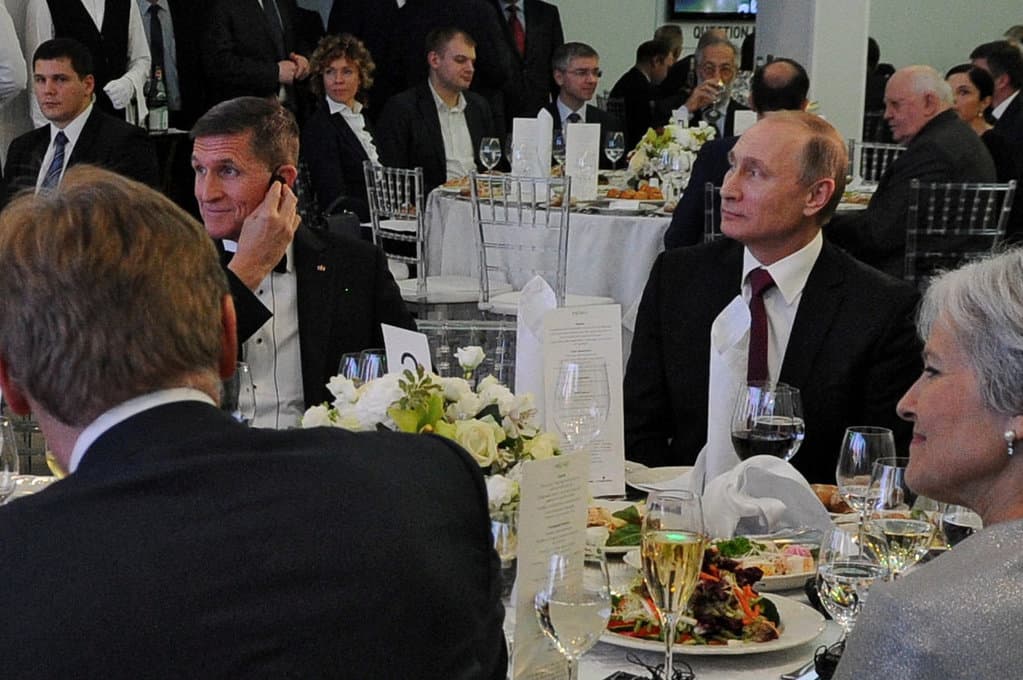 La historia detrás de las incómodas fotos de Flynn y Putin hechas durante la campaña