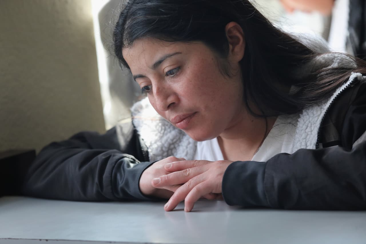 Una mujer guatemalteca es procesada por la oficina de inmigración al arribar a su país, luego de ser deportada de Estados Unidos el 9 de febrero de 2017. El Ministerio de Exteriores de Guatemala asiste a los deportados con llamadas telefónicas a sus familiares, comidas, el cambio de su dinero a moneda local y traslados en autobús. 
<b><a href="http://www.univision.com/noticias/inmigracion/kelly-dice-que-los-indocumentados-seran-devueltos-a-sus-paises-de-origen-aunque-un-memorando-con-su-firma-senala-lo-contrario">El secretario de Seguridad Naciona de EEUU, John F. Kelly, aseguró en una visita a Guatemala que las autoridades de su país tratarán de una manera “humana” </a></b>a los indocumentados que sean detenidos y que serán deportados hacia sus naciones de origen, en contradicción con 
<b><a href="https://assets.documentcloud.org/documents/3468386/Read-the-memos-signed-by-DHS-Secretary-Kelly-on.pdf">uno de los memorandos que firmó</a></b> hace menos de una semana y que establece que serán devueltos al país por el que entraron.