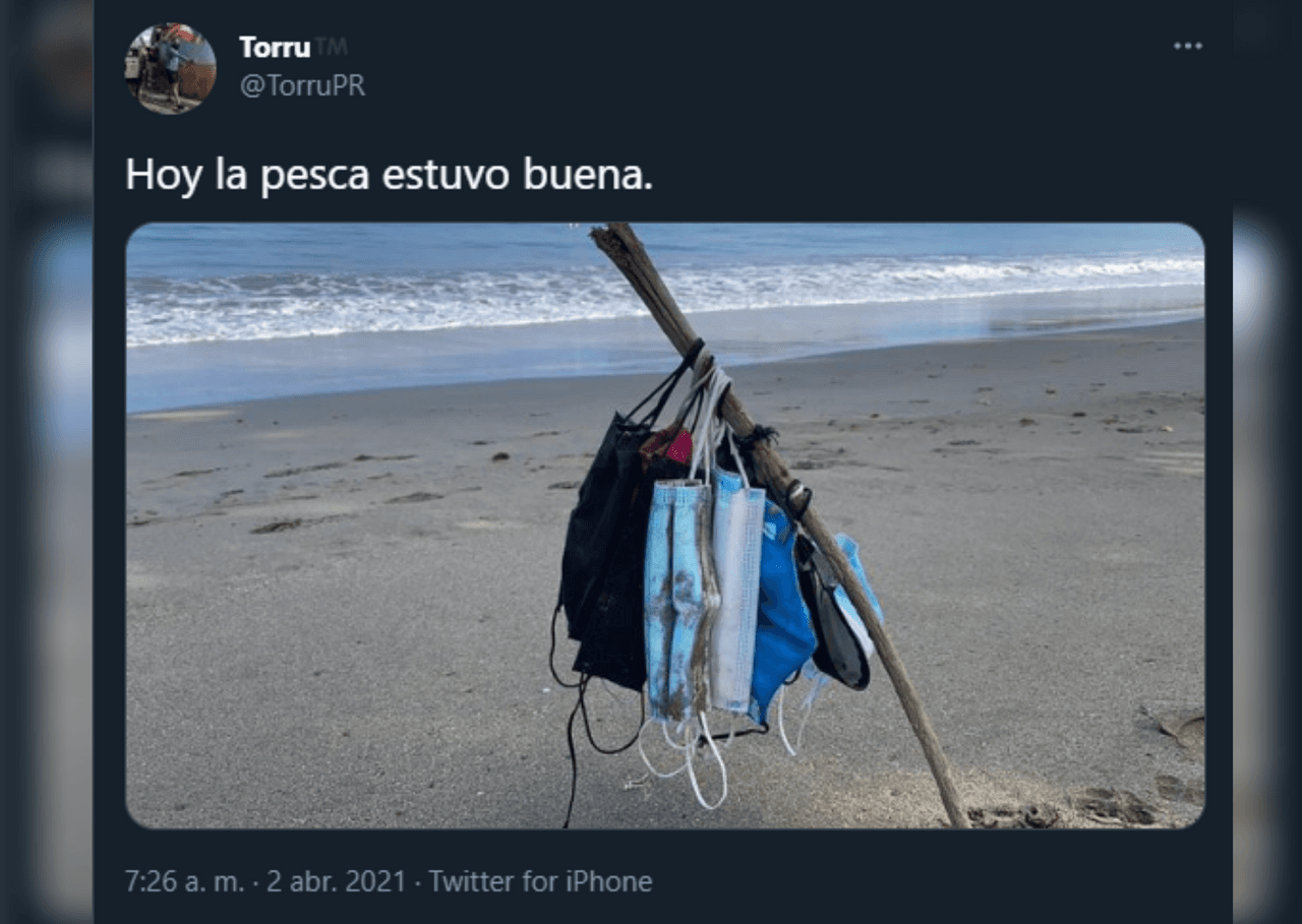 Un usuario de Twitter mostró varios cubrebocas o mascarillas que dejaron en la playa.