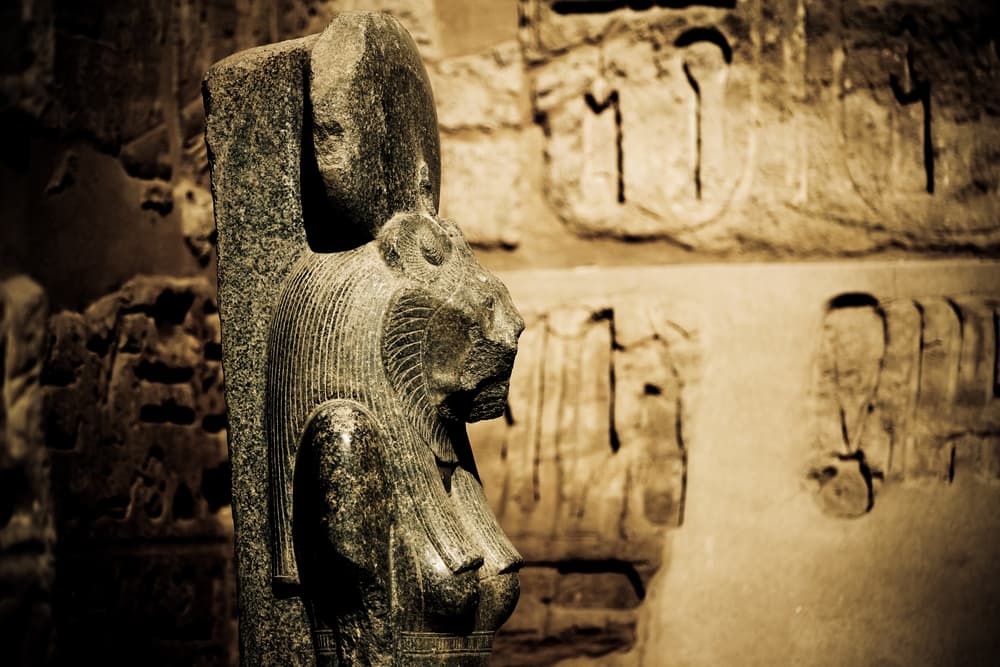 <b>Bastet (16 de enero a 15 de febrero)</b>
<br>Diosa egipcia protectora del hogar. Sus nativos suelen ser bondadosos, cercanos a la familia, cordiales y amigos leales. A veces son demasiado independientes, su dios representa el calor fertilizante del Sol.