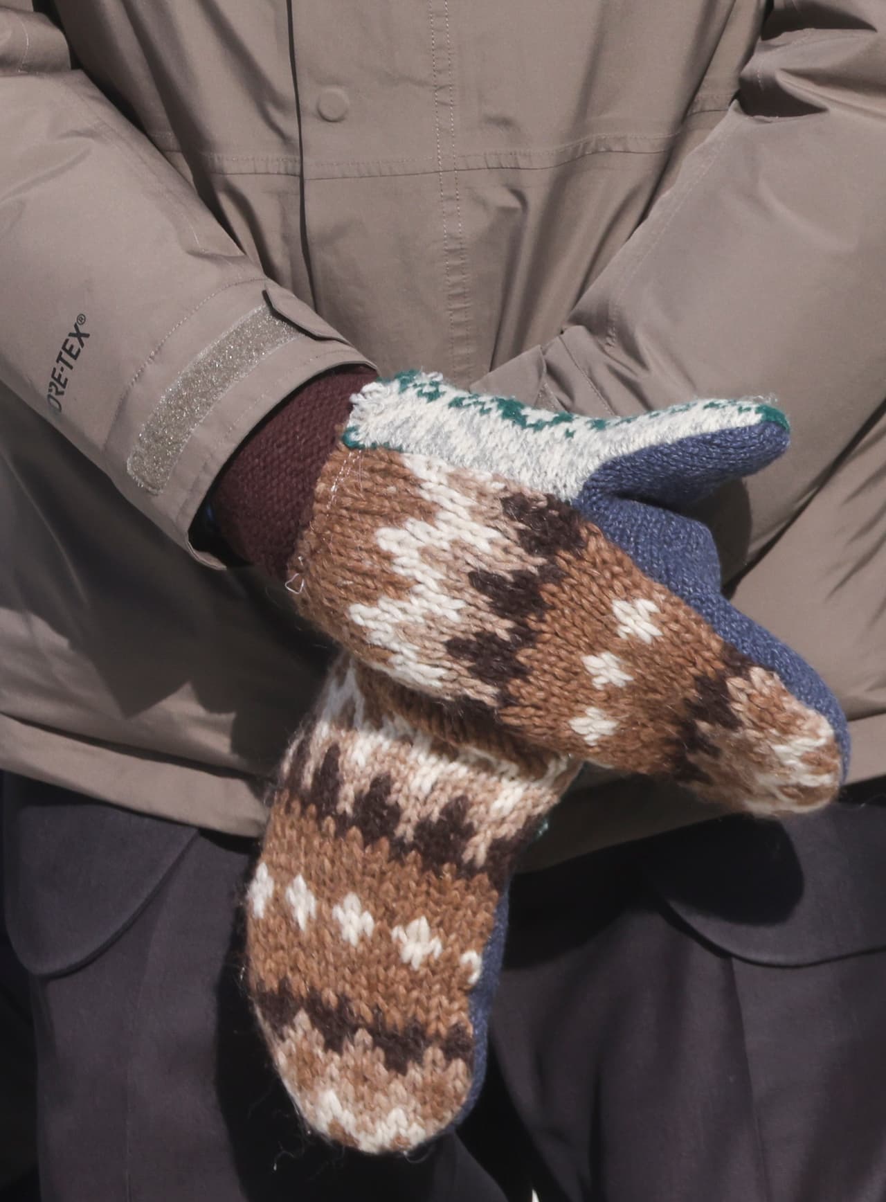 <b>Los curiosos guantes de lana de Bernie Sanders</b>. Los guantes construidos a partir de suéteres de lana reutilizados llamaron la atención porque contrastaban con los finos guantes de cuero de la mayoría de los presentes. Fue un regalo que el senado recibió hace tres años de Jen Ellis, una maestra de Essex Junction, Vermont.