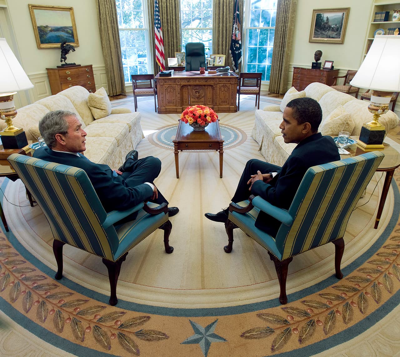 <b>Obama dejó (un rato) la cortina de Bush.</b> En la visita de Barack Obama como presidente electo a George W. Bush el 28 de enero de 2009, vemos una alfombra como la que se ve en las nuevas fotos de la recién iniciada era Trump. Esta alfombra y las cortinas fueron conservadas por Barack Obama durante algunos meses antes de ser cambiadas.