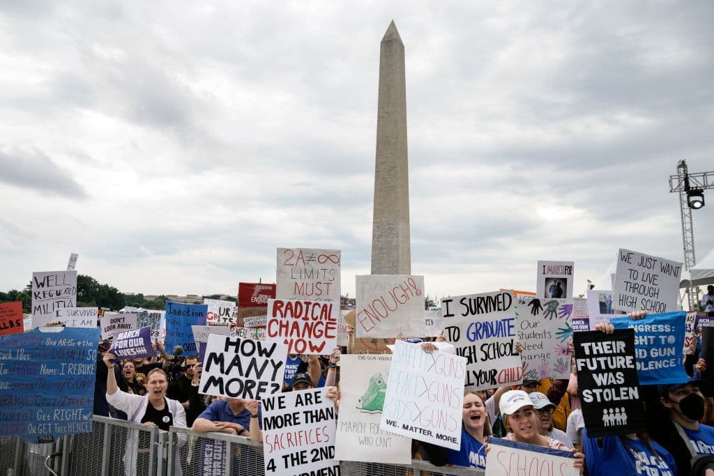 El presidente Joe Biden, que estaba en California cuando comenzó la manifestación en Washington DC, dijo que su mensaje a los manifestantes era que “sigan marchando” y que se siente “ligeramente optimista” sobre las negociaciones legislativas para abordar la violencia armada en el país.
