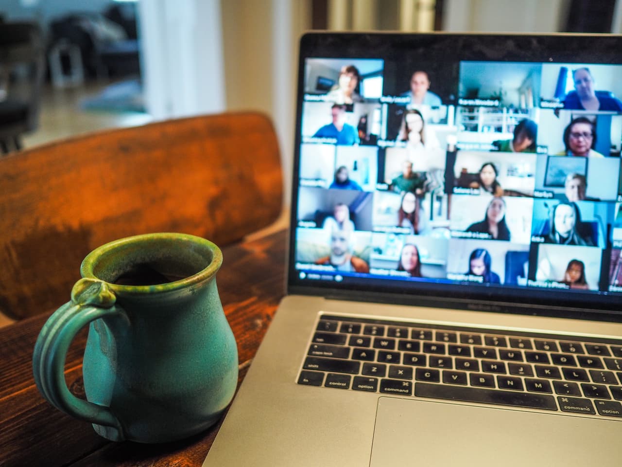 <b>10.- Trabajo y hasta celebraciones virtuales:</b>
<br>¿Alguna vez te imaginaste participar en una reunión de trabajo en pijamas?, para muchos eso fue posible en más de una oportunidad durante el año del coronavirus.
<br>
<br>Las celebraciones de cumpleaños, Día de la Madre, Día del Padre, así como otras tradicionales fiestas debieron adaptarse a una nueva realidad. Pocos o ningún familiar presente para abrazarte, bailar o compartir como estabas acostumbrado.
<br>