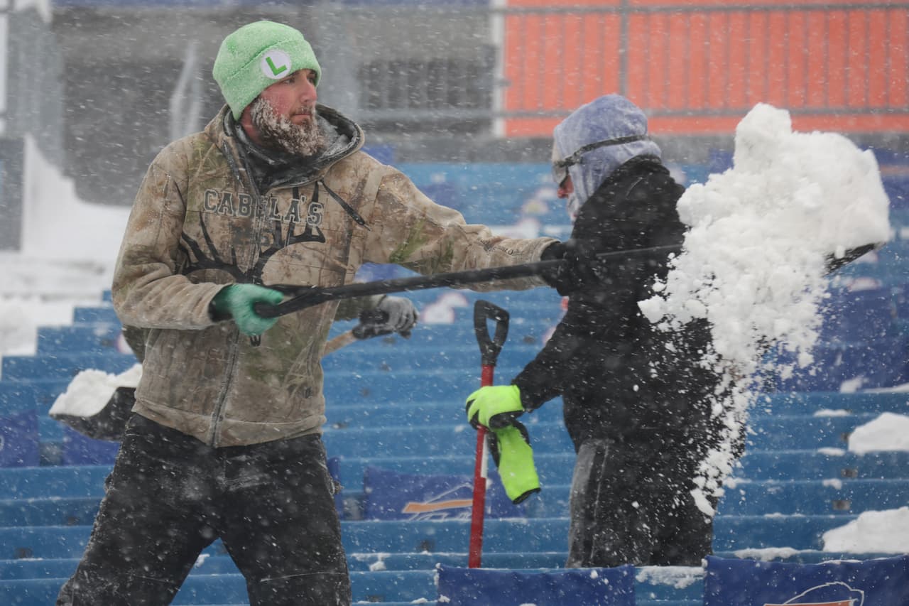Trabajadores del Highmark Stadium, de los Buffalo Bills, trabajan intensamente para remover la nieve y dejar todo preparado para el partido. 
<b>Autoridades reportaron que, hasta el momento, no hay afectaciones mayores</b>.