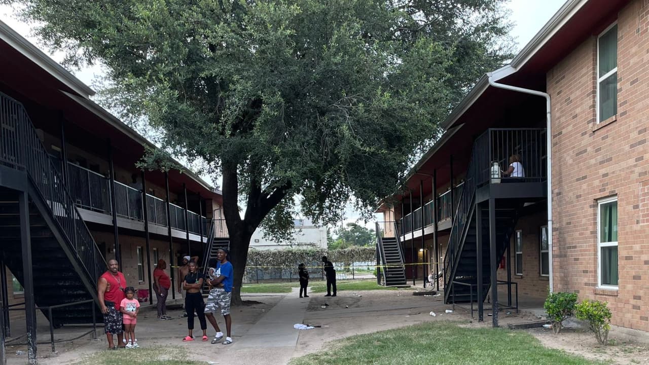 Un hombre le dispara a su hermano y luego a su madre tras una pelea, según el Departamento de Policía de Houston