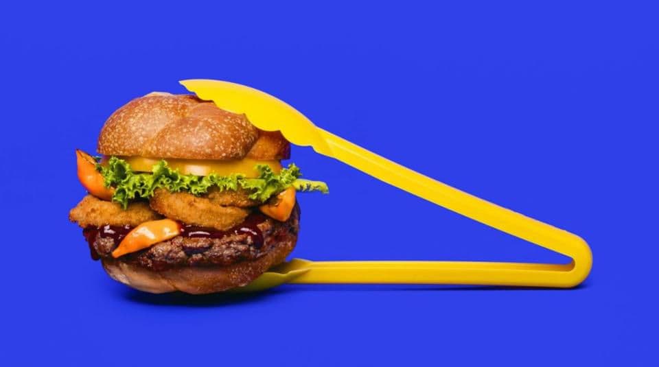 <b>La hamburguesa imposible. </b>
<a href="https://impossiblefoods.com/" target="_blank">The Impossible Burger</a> es justo lo que su nombre indica. Una hamburguesa que no es una hamburguesa (porque no está hecha a base de plantas, sino de carne) pero que se acerca tanto que resulta difícil distinguirla (o al menos 
<a href="https://psmag.com/news/the-biography-of-a-plant-based-burger" target="_blank">eso aseguran los que lo han probado</a>).