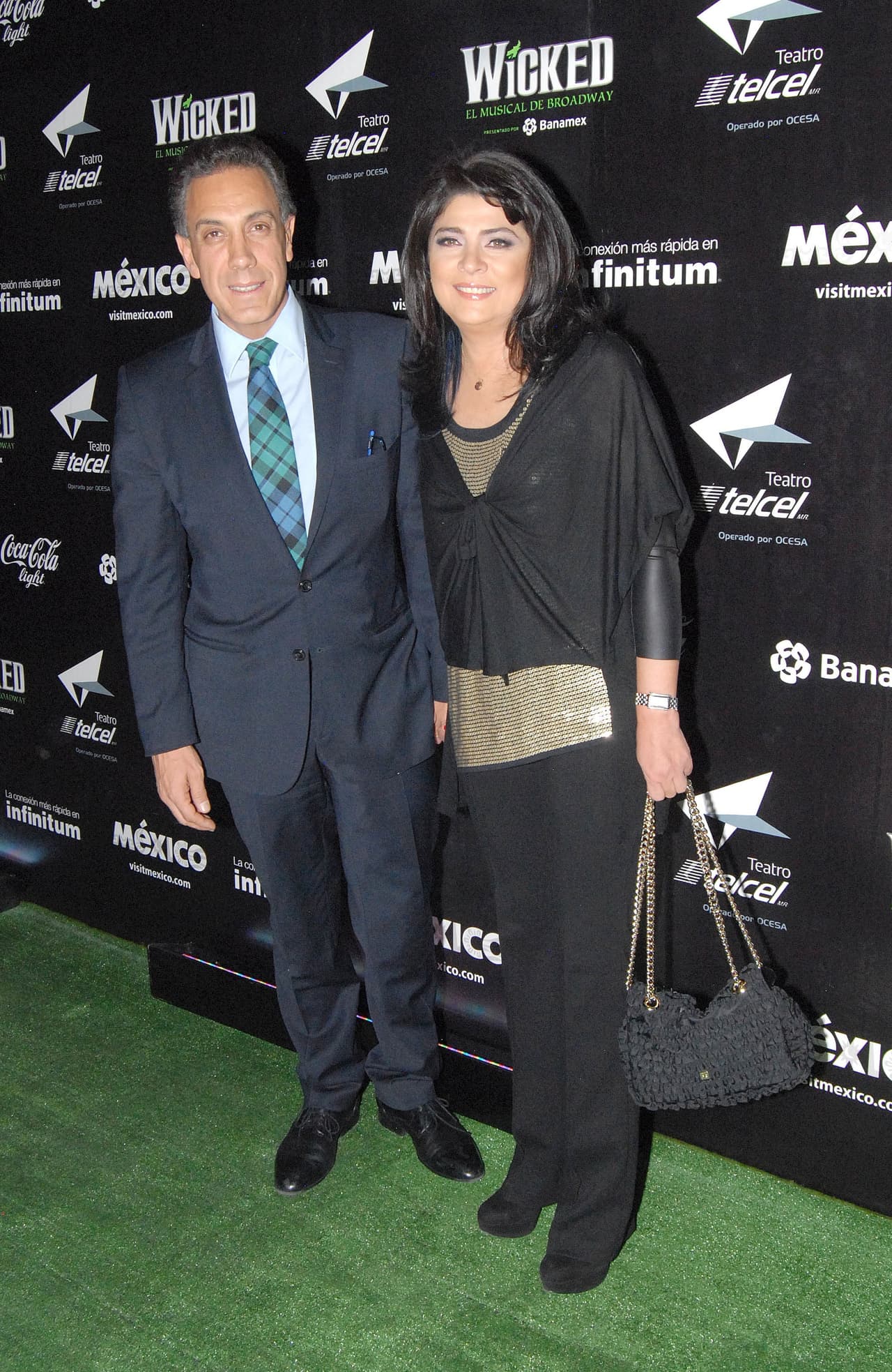 El esposo de la actriz Victoria Ruffo,
<b> <a href="https://www.univision.com/famosos/victoria-ruffo-guarda-silencio-luego-de-que-su-esposo-revelara-que-es-positivo-al-coronavirus-y-que-ella-esta-bien-fotos" target="_blank">Omar Fayad</a></b>, confirmó el 28 de marzo que fue contagiado. El también gobernador del estado de Hidalgo guardó cuarentena y se curó sin contagiar a su famosa esposa. 
<br>
