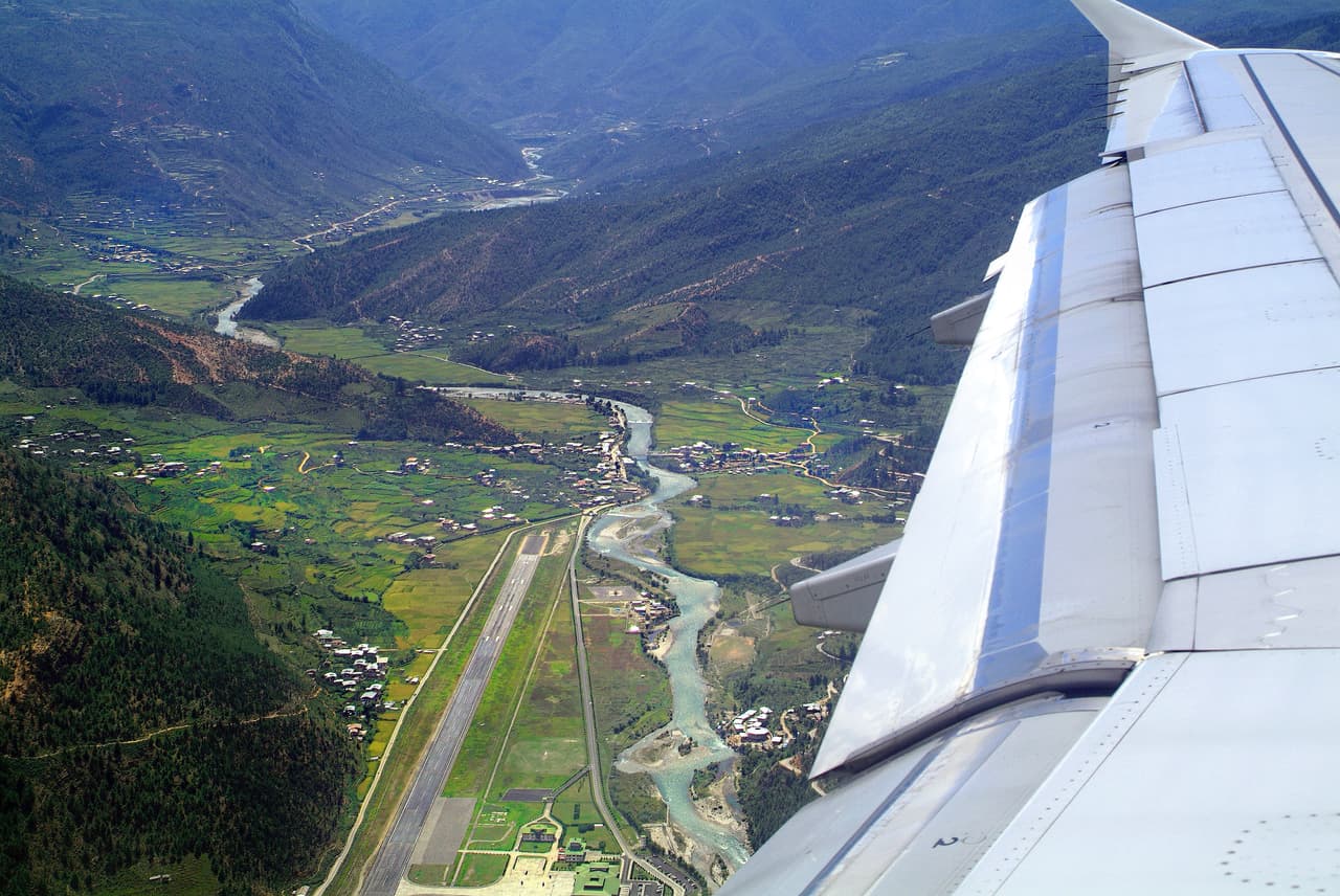 <b>Paro, Bután</b>
<br>
<br>Este complicado aeródromo es el único que recibe vuelos internacionales en Bután, sin embargo, pocos pilotos están autorizados a aterrizar allí.
<br>
<br>Solo se permite a los aviones aproximarse en buenas condiciones de visibilidad, es decir, con luz de día. La pista no tiene la tecnología necesaria para permitir aterrizajes por instrumentos y los aviadores dependen de su destreza manual para sortear colinas y construcciones antes de encarar la pista.
<br>