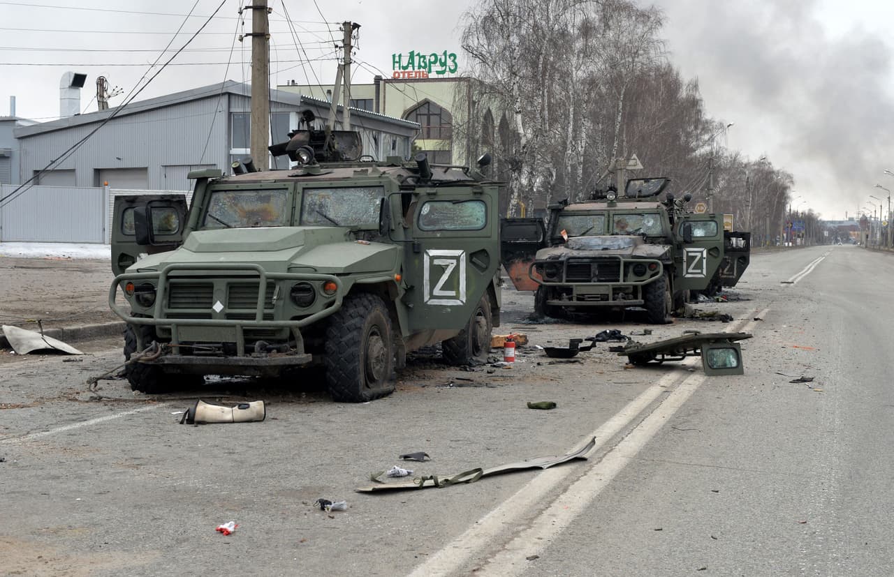 Muchos vehículos militares rusos que participan en la invasión a Ucrania están marcados 
<b>con las letras "Z" y “V” en color blanco. ¿Qué significan esas letras? Hay mucha especulación al respecto.</b>
<br>
<br>Esta imagen muestra los vehículos de movilidad de infantería rusa GAZ Tigr destruidos tras un combate en Jarcov, a unas 30 millas (50 km) de la frontera entre Ucrania y Rusia.