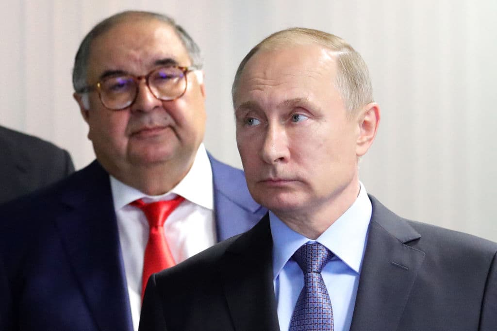 Russian President Vladimir Putin (R) and founder of USM Holdings Alisher Usmanov (R), July 14, 2017.