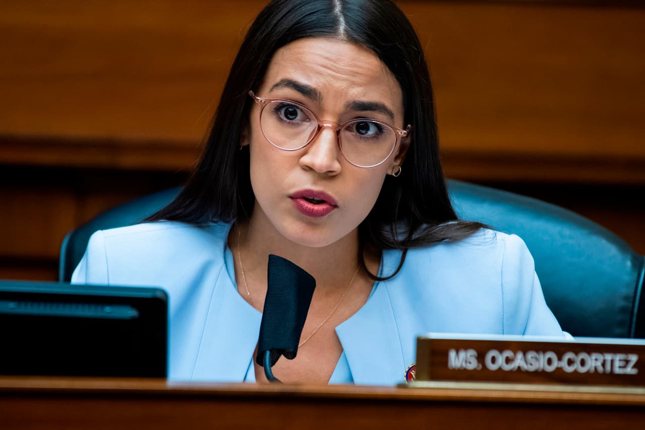 "Alguien llame al chacal de la trompeta para Chris Wallace porque esta es una situación muy de 'y fuera' ".
<br>
<br>
<b>Alexandria Ocasio-Cortez, congresista por Nueva York, </b>sobre los fracasados intentos del moderador de imponer orden
