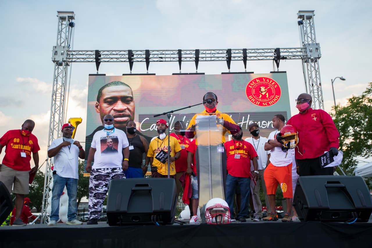 Exmiembros de la Escuela Jack Yates, en Houston, hablan durante un homenaje a George Floyd. Durante la jornada también se celebró un acto conmemorativo para que la comunidad pudiera darle 
<a href="https://www.univision.com/shows/noticiero-univision/excompaneros-de-preparatoria-de-george-floyd-le-rinden-tributo-previo-a-su-funeral-en-houston-video">el último adiós a este afroestadounidense</a>.